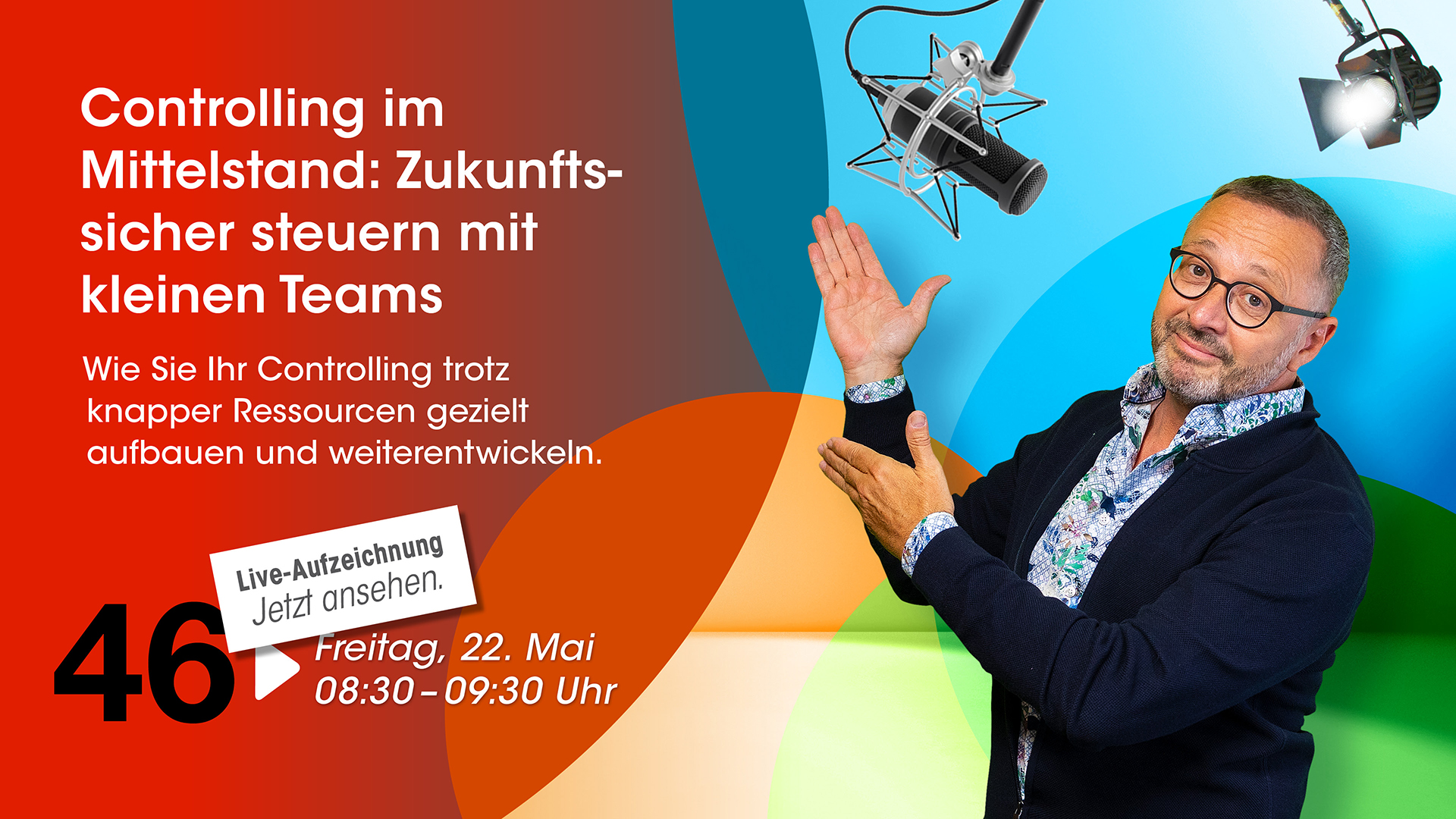 Live-Aufzeichnung zum Thema Controlling im Mittelstand mit Moderator und Podcast-Mikrofon