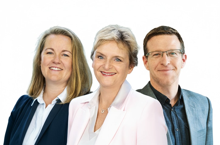 Service-Team der CA controller akademie mit drei Mitarbeitenden