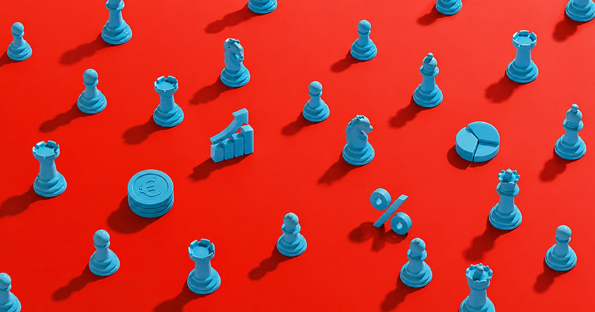 strategie-schachfiguren-unternehmensplanung-analyse.jpg Hellblaue Schachfiguren und Finanzsymbole auf rotem Hintergrund als Symbol für Strategie und Unternehmensplanung.