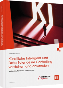 Buchcover von „Künstliche Intelligenz und Data Science im Controlling verstehen und anwenden“ von Florian Bliefert. Das Cover zeigt eine stilisierte Person vor einem großen, abstrakten Buchstaben K in einer rot-schwarz-weißen Szenerie.