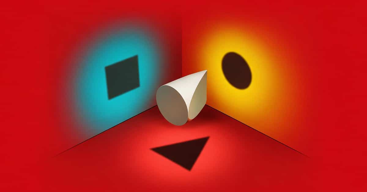 Investitionsentscheidungen Weißer Körper wirft durch verschiedene Perspektiven Schatten als Quadrat, Kreis und Dreieck.