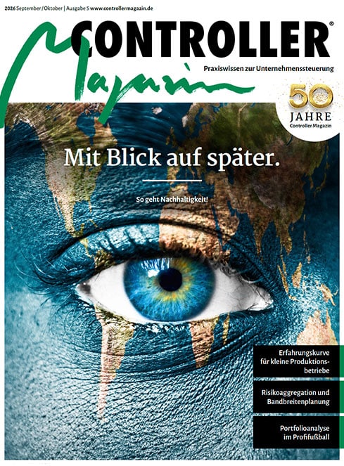CM_5-26_Titel Titelbild des Controller Magazins September/Oktober 2026 mit blauem Auge und Weltkarten-Motiv zum Schwerpunkt Nachhaltigkeit
